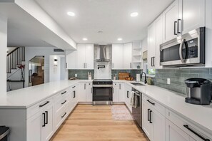 Refrigerador, microondas, horno, placa de cocina