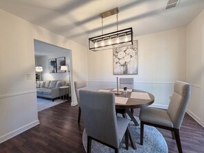 Dining - Perfect Location, Minutes to everything Alpharetta & Johns Creek (Alpharetta)
