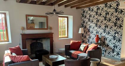 House (12 people) in Jupilles, between Le Mans and Tours, 28km from the Circuit.