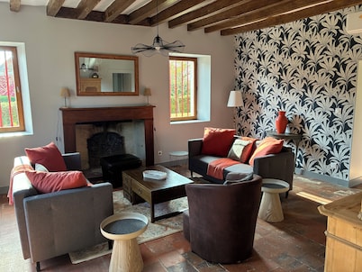 House (12 people) in Jupilles, between Le Mans and Tours, 28km from the Circuit.