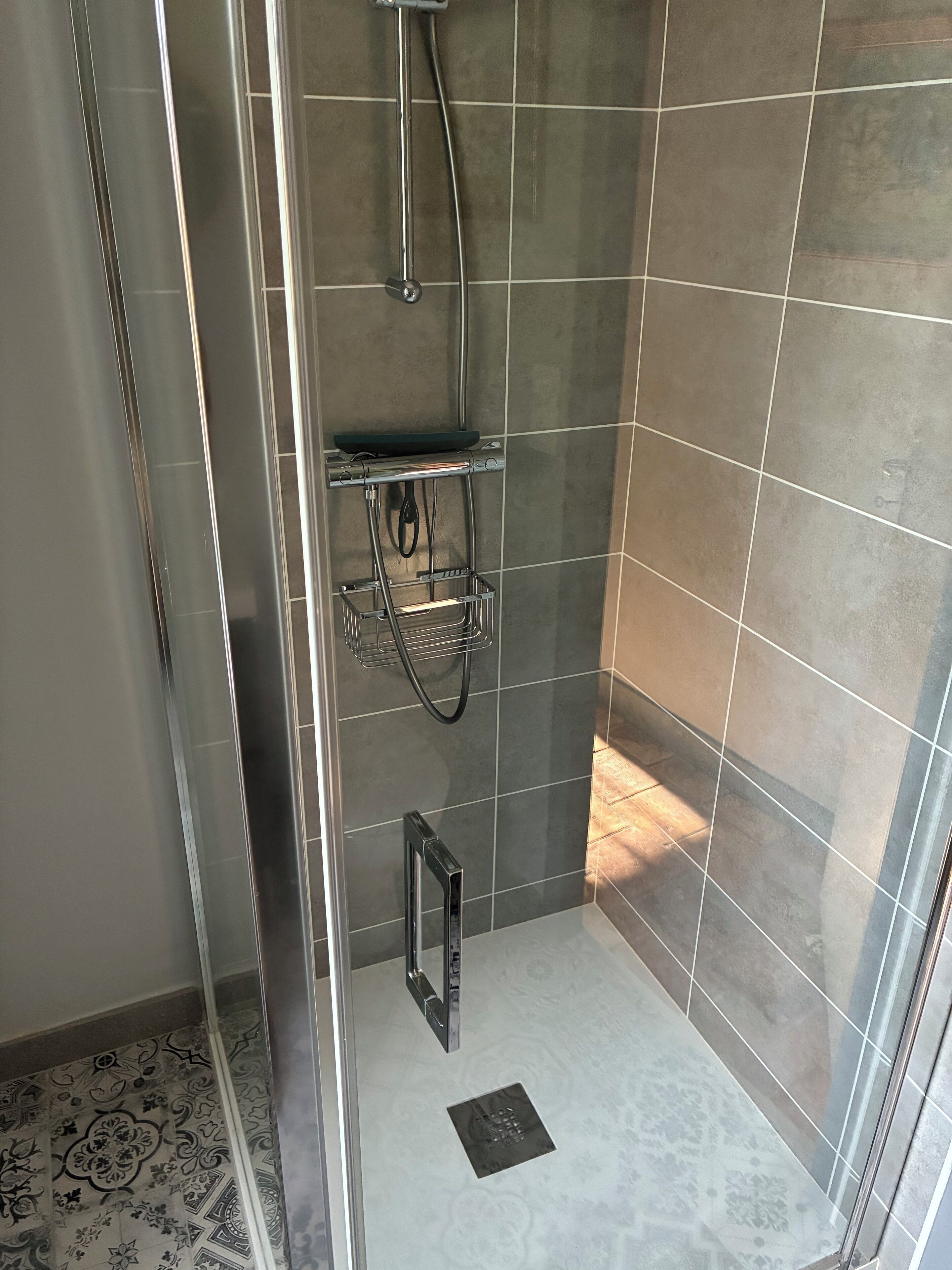 Douche, séchoir à cheveux, serviettes fournies, savon
