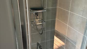 Douche, séchoir à cheveux, serviettes fournies, savon
