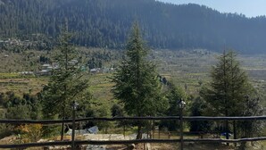 Un paysage montagneux avec un village situé dans la vallée.