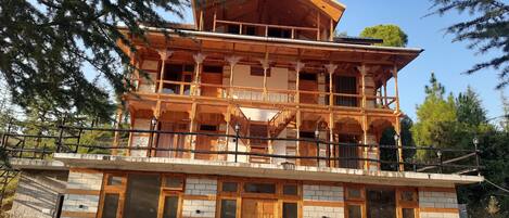 Vista frontal de la propiedad