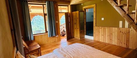 Dúplex estándar, vistas a la montaña | Espacio para trabajar con un portátil