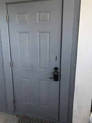Exterior detail - Nice New Studio 1 with New AC in Pinellas Park (Pinellas Park)