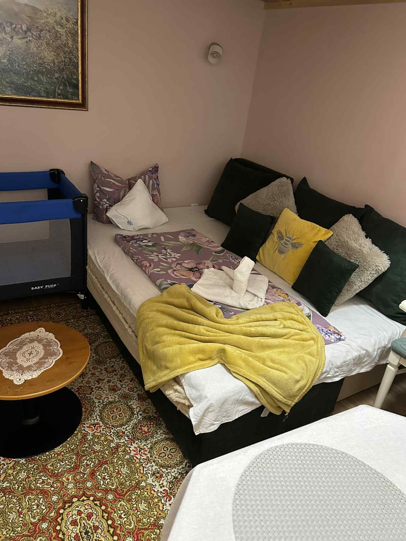 1 camera, una scrivania, ferro/asse da stiro, culla da viaggio