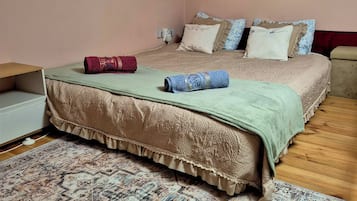 1 Schlafzimmer, Schreibtisch, Bügeleisen/Bügelbrett, Reisekinderbett