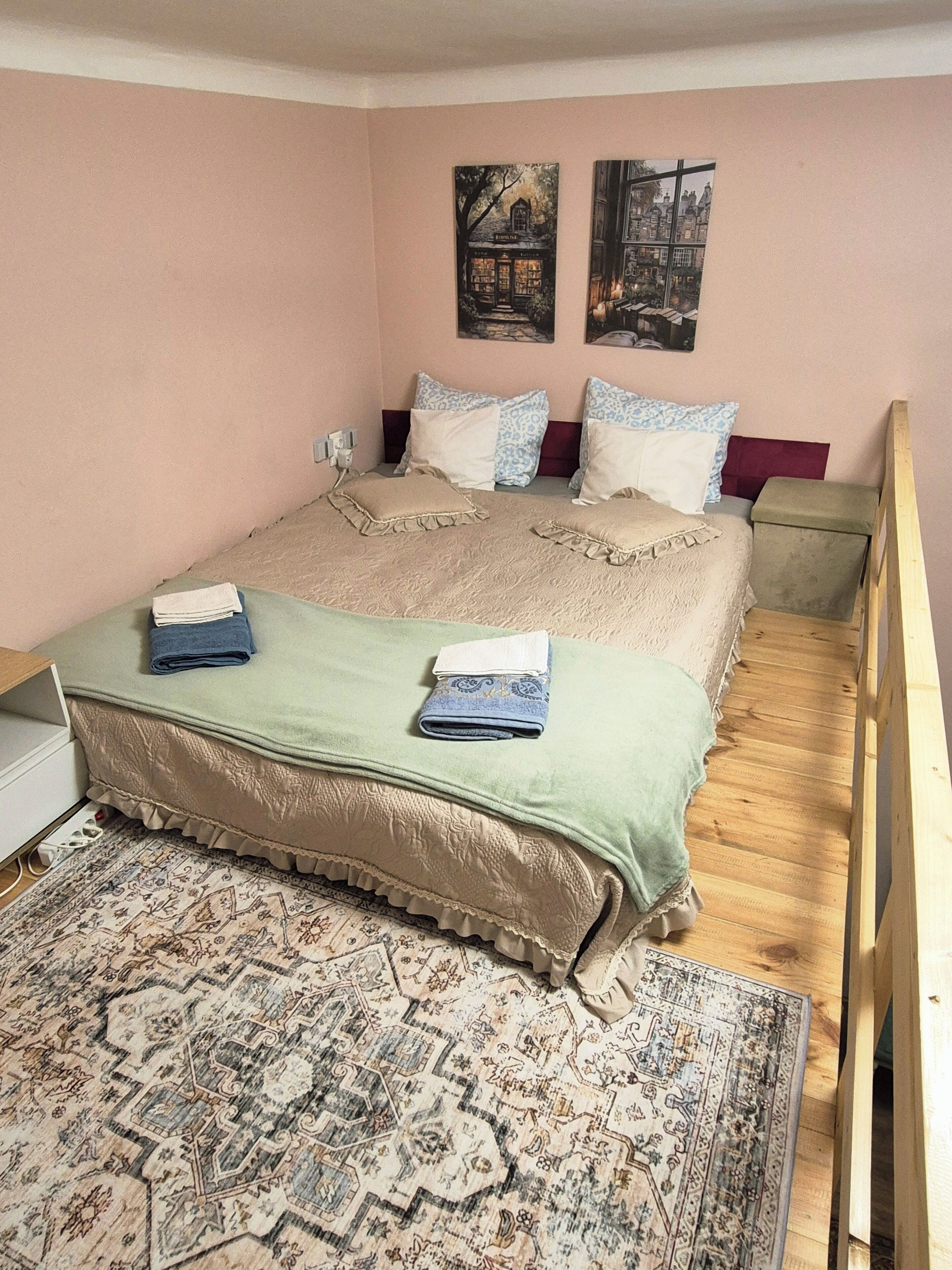 1 slaapkamer, een bureau, een strijkplank/strijkijzer, reisbedje