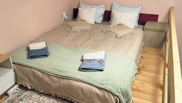 1 slaapkamer, een bureau, een strijkplank/strijkijzer, reisbedje