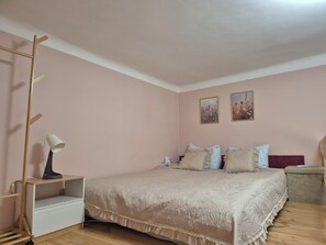 1 bedroom, iron/ironing board, WiFi, bed sheets - Charming 1-bedroom apartment in historic Budapest with AC (Budapest)