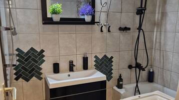 Haartrockner, Handtücher, Seife, Toilettenpapier