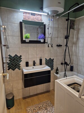 Secador de cabelo, toalhas de banho, sabonete, shampoo