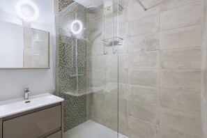 Shower, hair dryer, towels - Le Pétillant- Canal Saint-Martin (Paris)