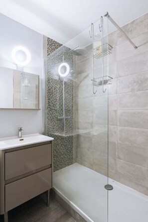 Shower, hair dryer, towels - Le Pétillant- Canal Saint-Martin (Paris)