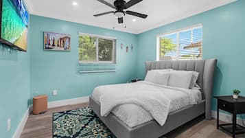 Een strijkplank/strijkijzer, wifi, beddengoed