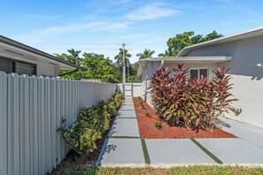 المنطقة المحيطة بالمنشأة