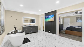 Een strijkplank/strijkijzer, wifi, beddengoed