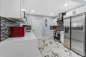 Een magnetron, een oven, een kookplaat, een vaatwasser