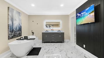 Een douche, een haardroger, handdoeken, zeep