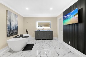 Een douche, een haardroger, handdoeken, zeep