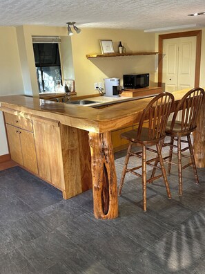 Microondas, placa de cocina, servilletas de papel