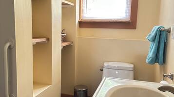 Secadora de cabello, toallas, jabón, shampoo