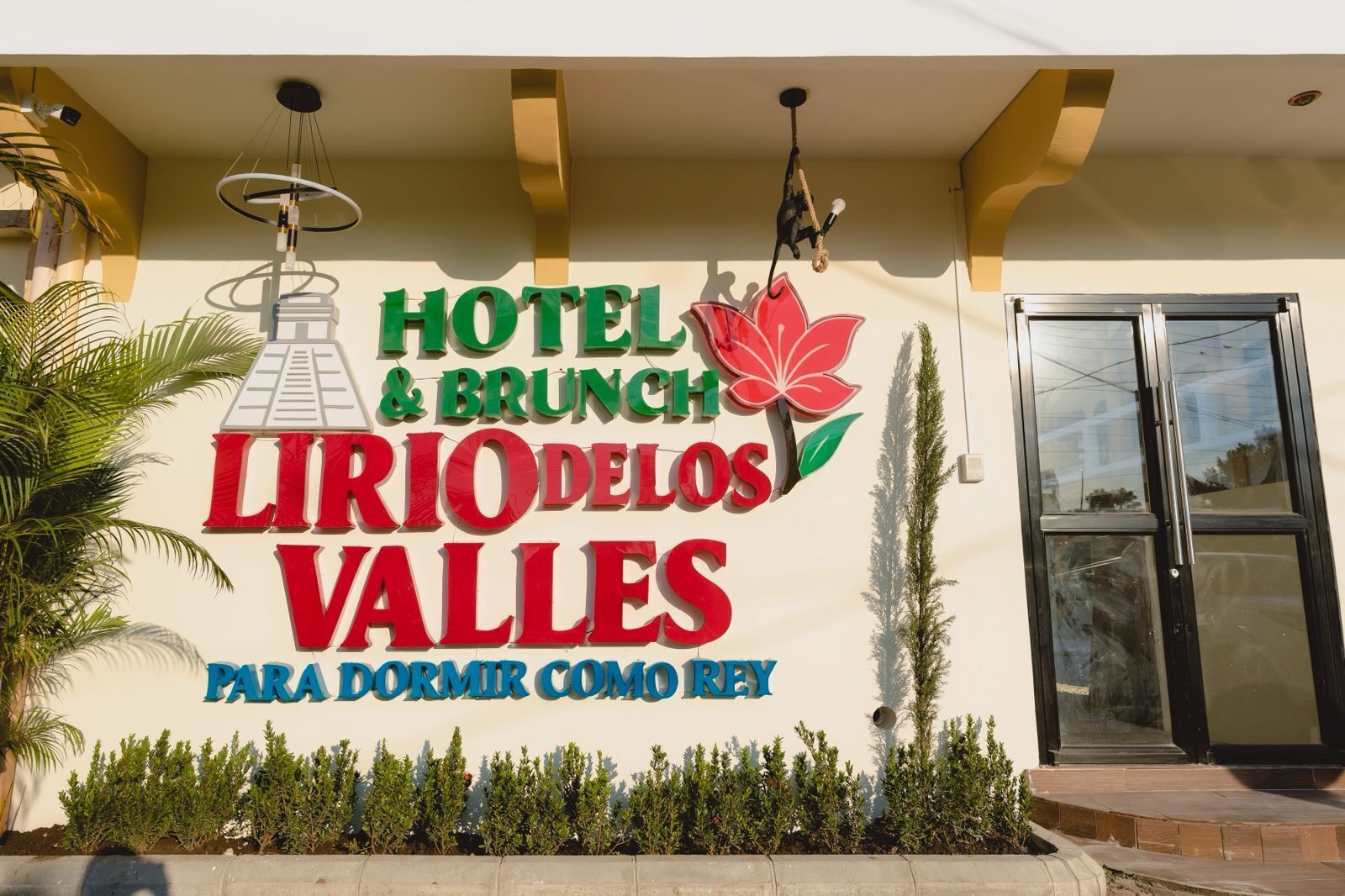 Señal de hotel con el nombre "LIRIO DELOS VALLES" y el lema "PARA DORMIR COMO KEY".
