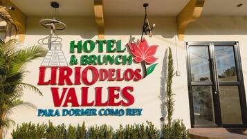 Señal de hotel con el nombre "LIRIO DELOS VALLES" y el lema "PARA DORMIR COMO KEY".