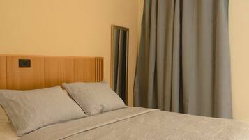 Desk, laptop workspace, free WiFi