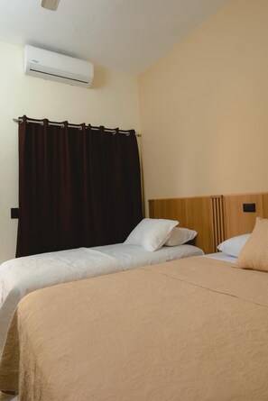 Classic Triple Room | Desk, laptop workspace, free WiFi