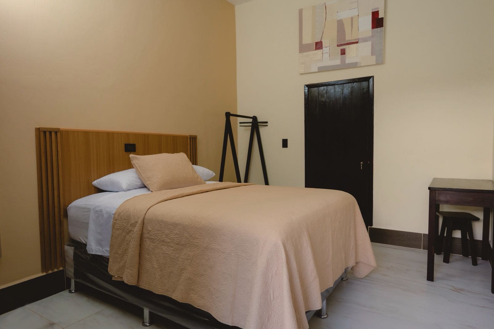 Dobbeltrom, 1 queensize-seng, byutsikt | Skrivebord, skrivebord for bærbar PC og wi-fi (inkludert)