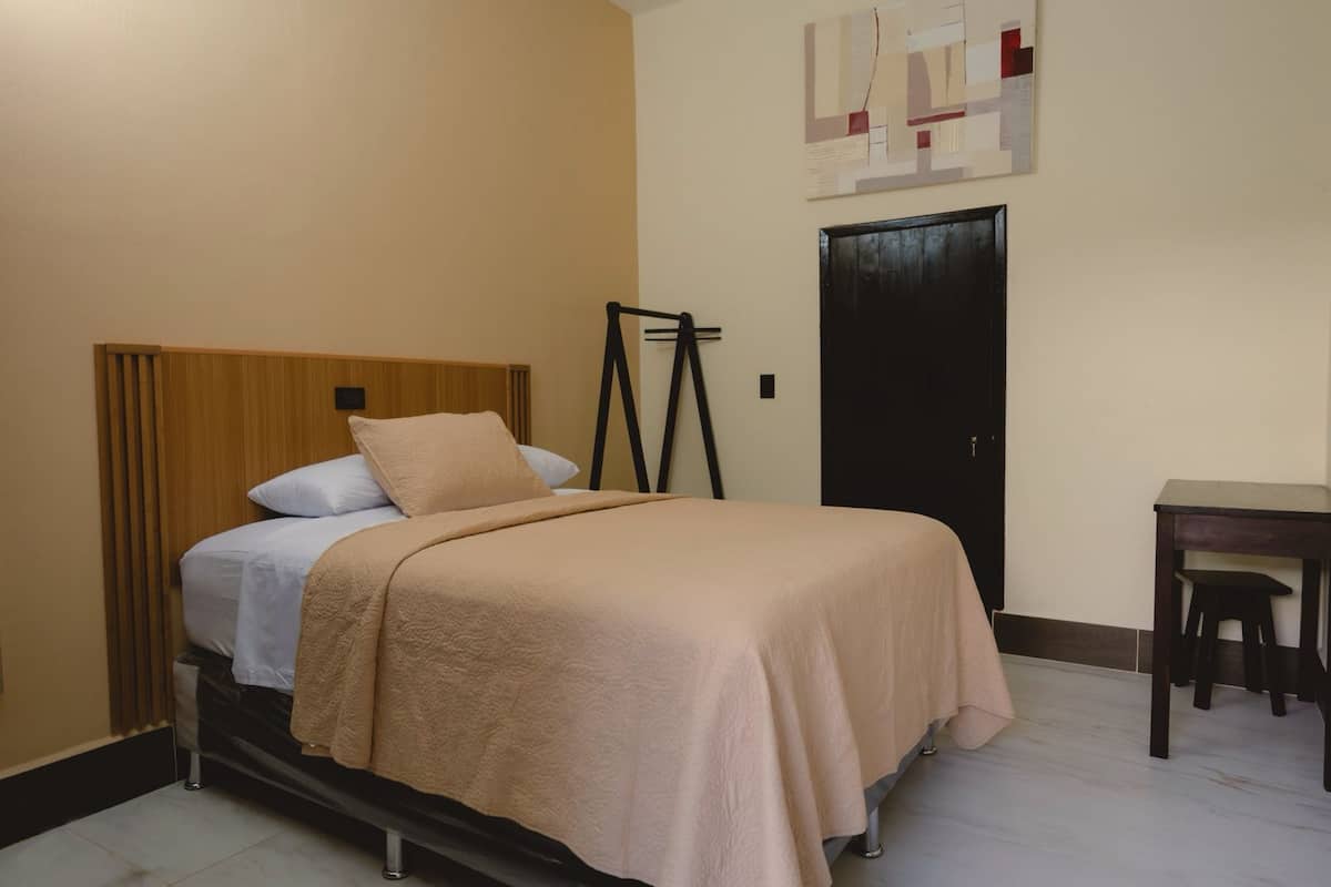 Doppelzimmer, 1 Queen-Bett, Stadtblick | Schreibtisch, laptopgeeigneter Arbeitsplatz, kostenloses WLAN