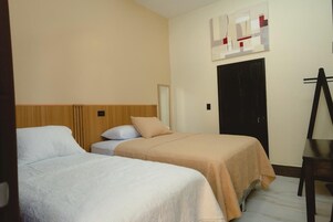 Classic Triple Room | Desk, laptop workspace, free WiFi