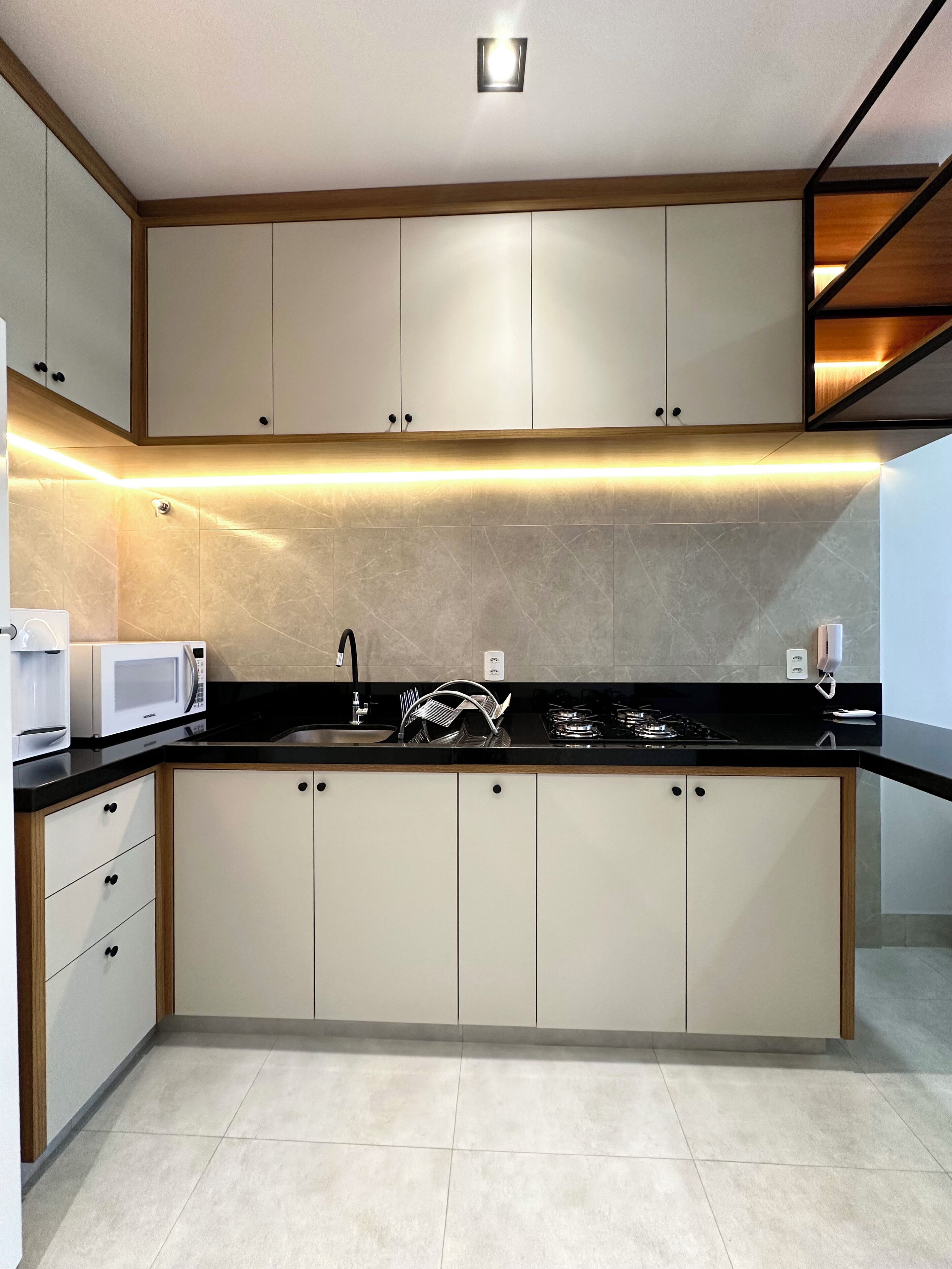 Geladeira, micro-ondas, cooktop, talheres/pratos/utensílios de cozinha