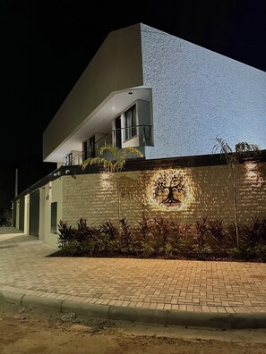 Façade de lâhĂ©bergement â soirĂ©e/nuit