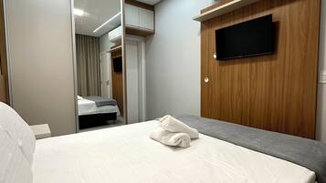 Deluxe Apartment | Iron/ironing board, free WiFi