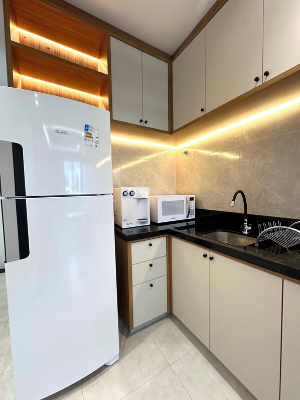 Réfrigérateur, four à micro-ondes, surface de cuisson