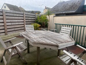 Outdoor dining - Town house with terrace close to the port and shops! (08)