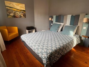 مكواة/لوح كي وخدمة الإنترنت وملاءات أسرّة