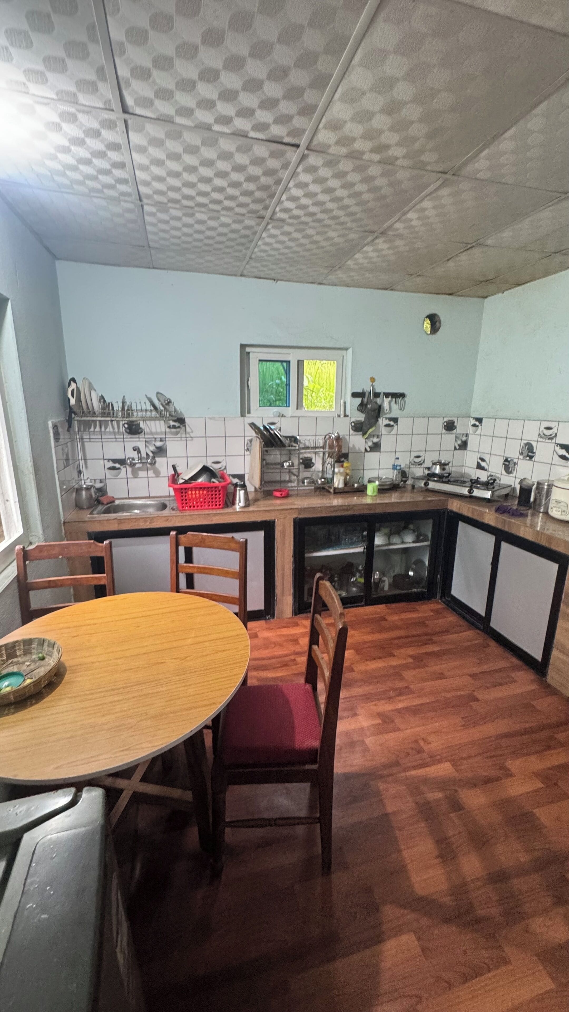 Fridge, cookware/dishes/utensils