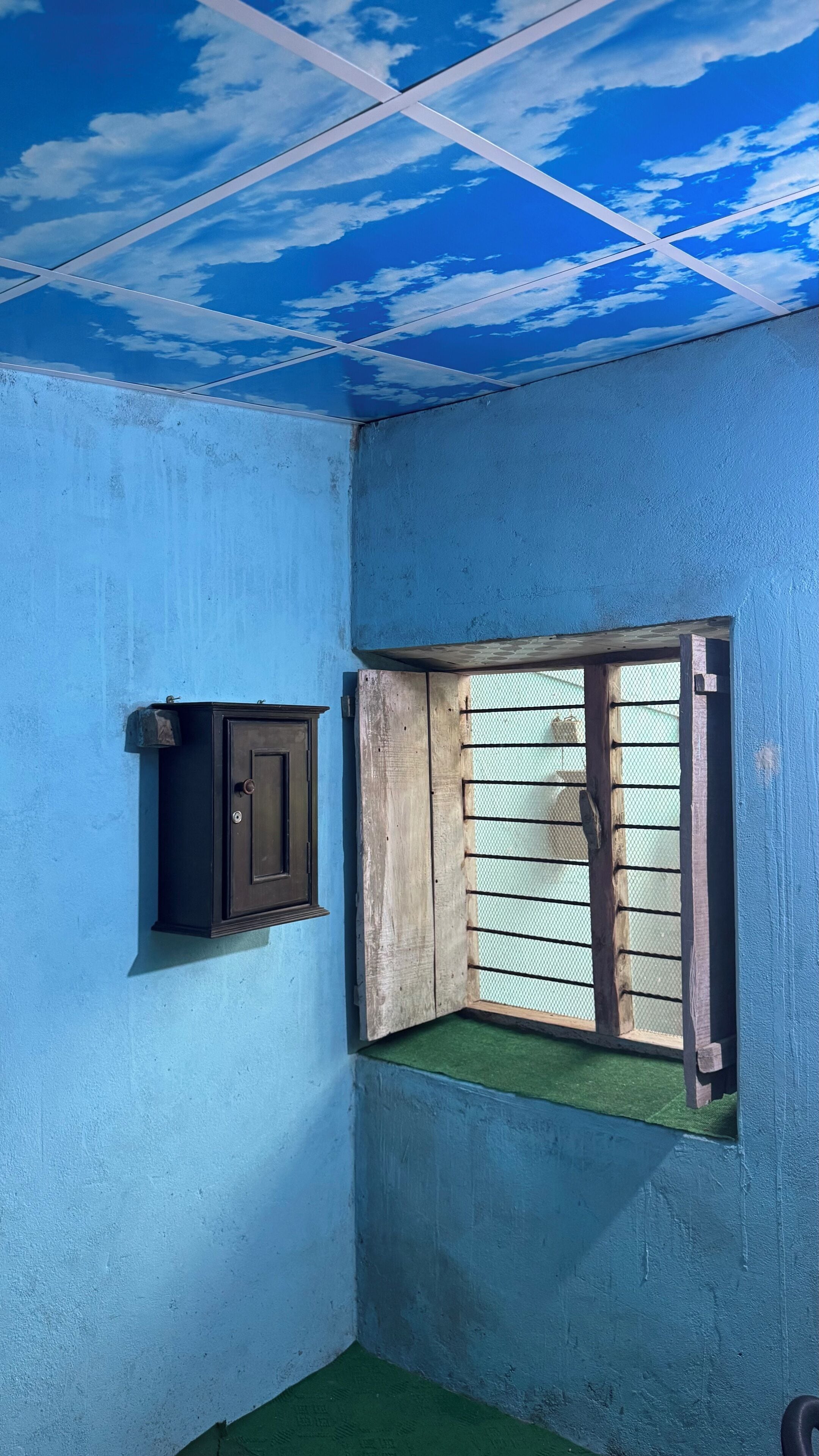 Desk, laptop workspace, free WiFi