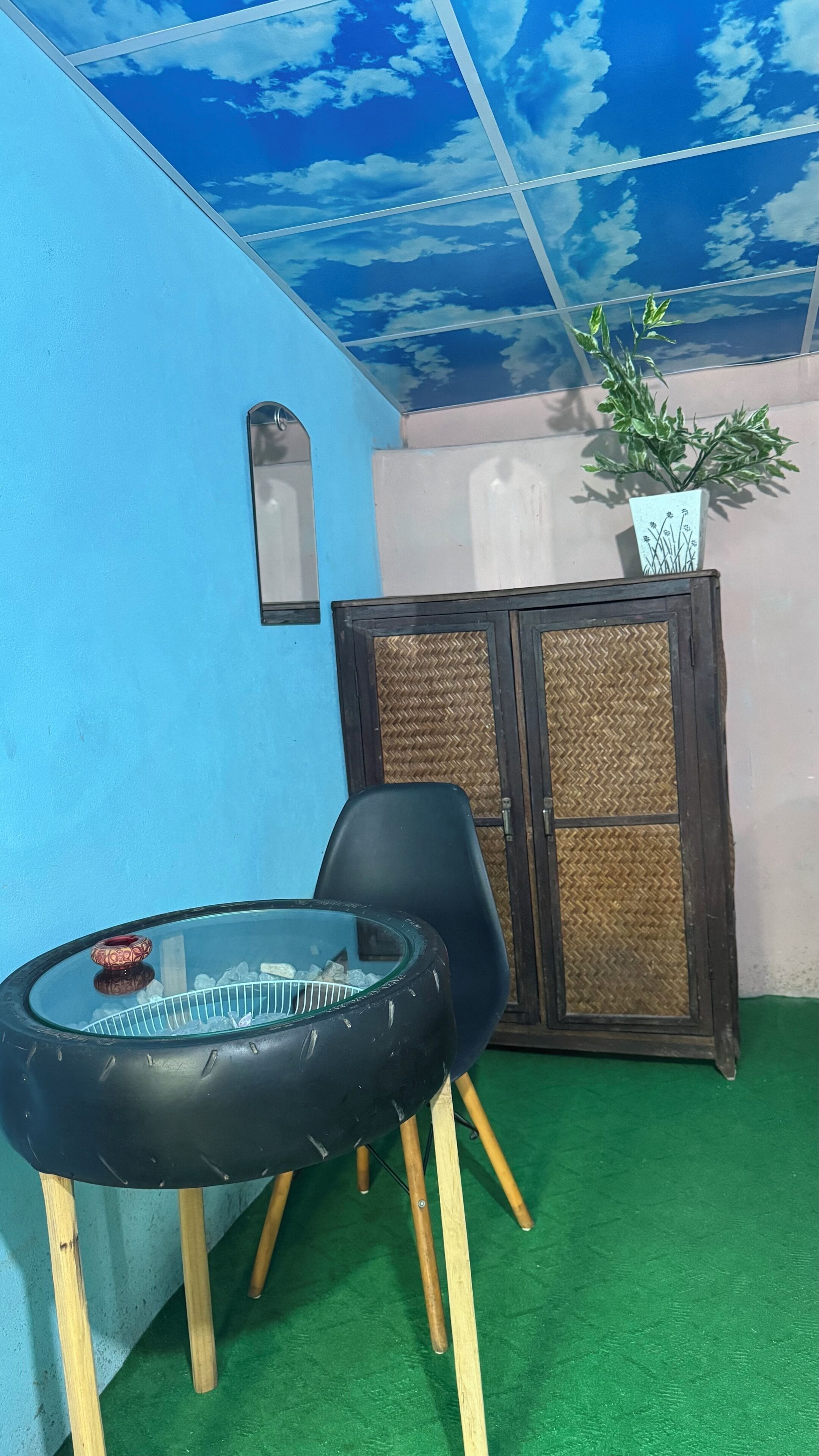 Een bureau, een laptopwerkplek, gratis wifi