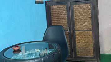 Bureau, espace de travail pour ordinateur portable, Wi-Fi gratuit