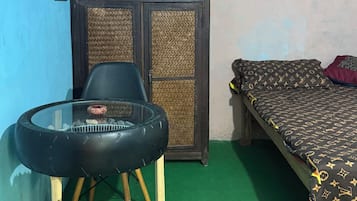 Desk, laptop workspace, free WiFi