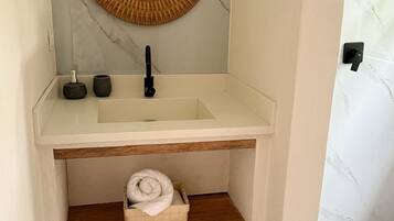 Departamento estándar, vista al jardín | Baño | Regadera, secadora de cabello, toallas, jabón