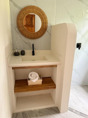 Standard-Apartment, Gartenblick | Badezimmer | Dusche, Haartrockner, Handtücher, Seife