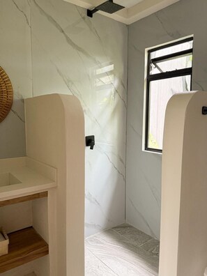 Standard Apartment, Garden View | Bilik Mandi | Pancuran mandi, pengering rambut, tuala disediakan, sabun