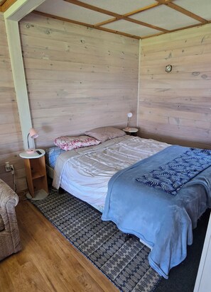 1 bedroom, bed sheets