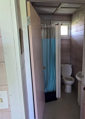 Shower, hair dryer, towels, soap - Suite 8 - Rustic, budget minded 1 bed studio near Cabot Beach Provincial Park (Kensington)